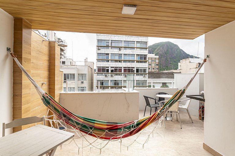 Copacabana Penthouse: 1 Block to Beach & Pet Friendly