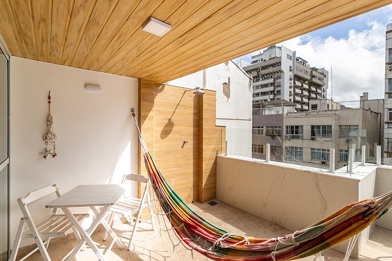 Copacabana Penthouse: 1 Block to Beach & Pet Friendly