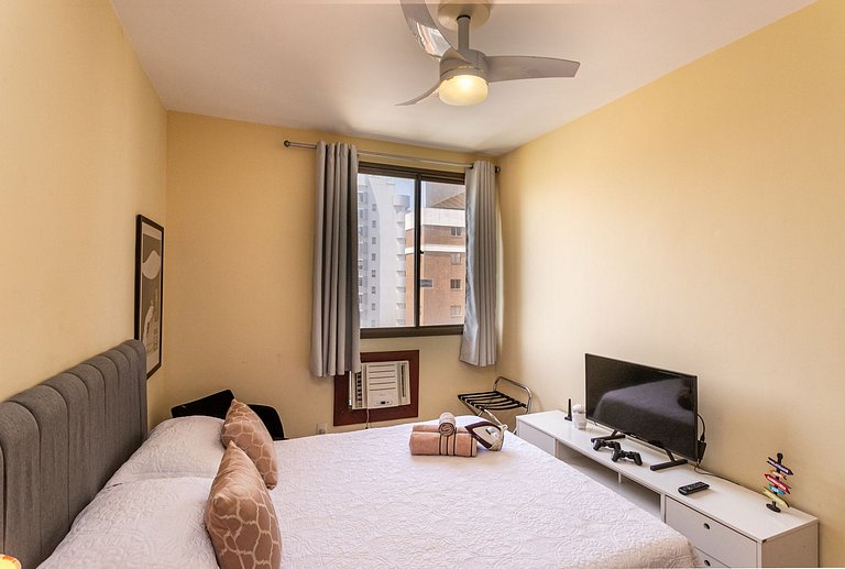 Barra da Tijuca: Oceanfront, Pool | Sleeps 4