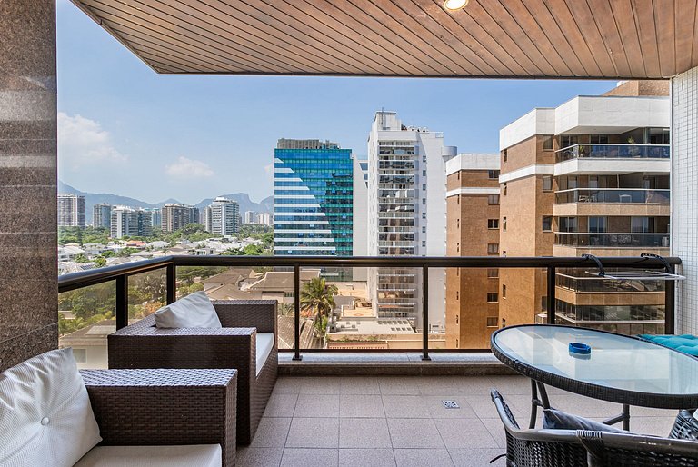 Barra da Tijuca: Oceanfront, Pool | Sleeps 4