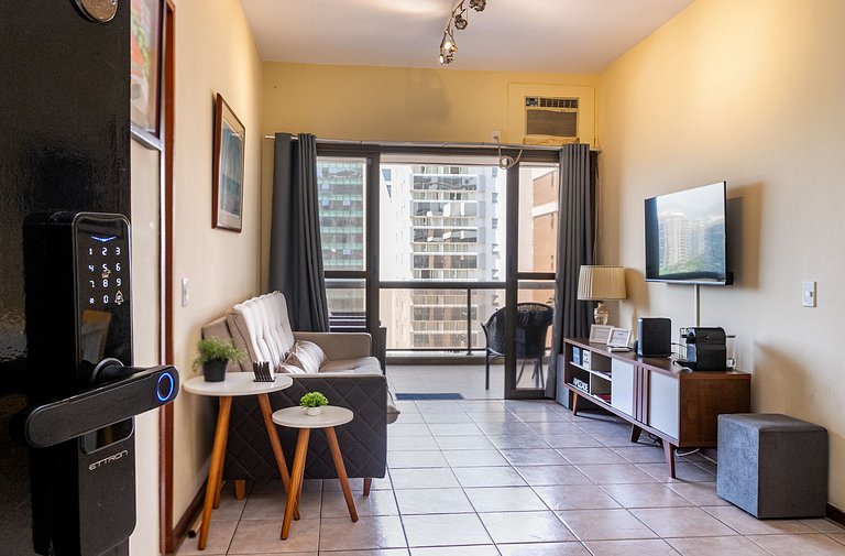 Barra da Tijuca: Oceanfront, Pool | Sleeps 4