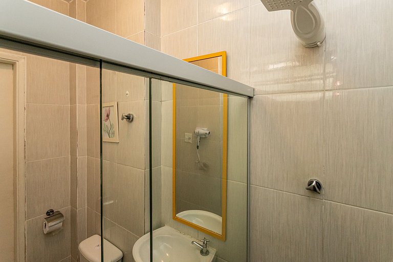 Beachside comfort for 4 in Copacabana