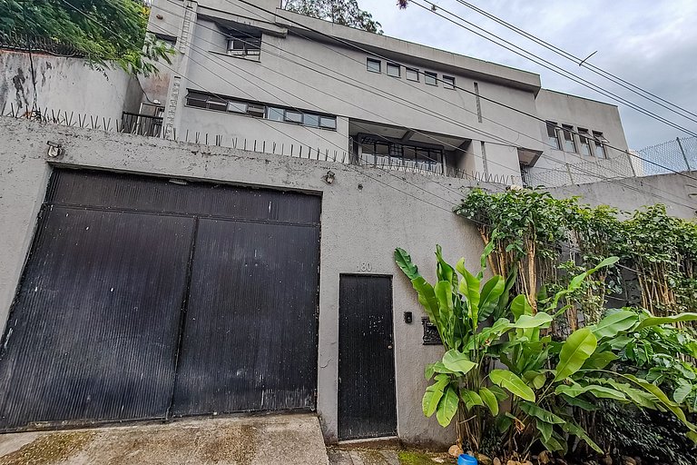 Quarto Privativo em Mansão com Piscina e Vista
