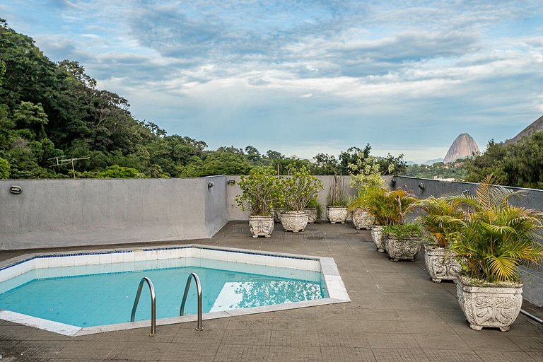 Cosme Velho Mansion: Pool, Space, and Comfort