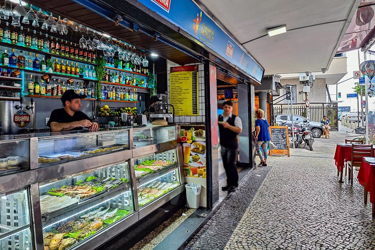 Copacabana Must - Beach Block and Convenience!